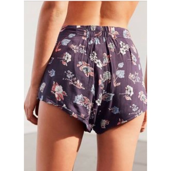 UO Kimchi Blue flirty ruffle hem floral print shorts - Picture 3 of 8